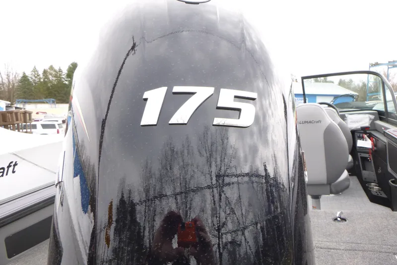 Slide: The Image of 2025 Alumacraft Trophy 185X Sport boat with 175 horsepower engine. - 14