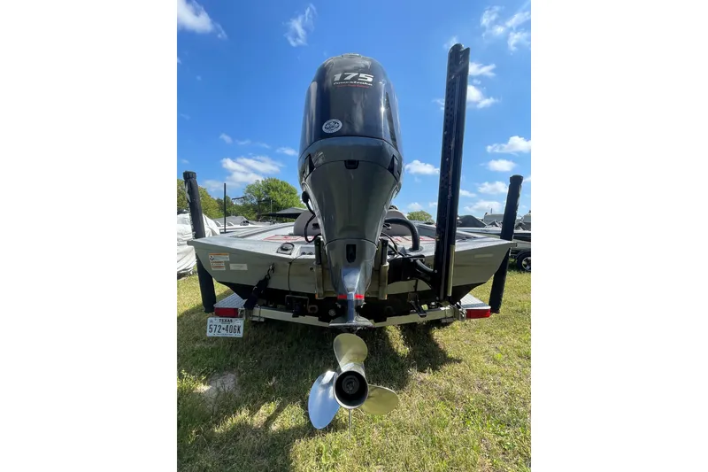 Slide: The Image of Rear view of 2020 Xpress X21 Pro boat with powerful outboard motor. - 10