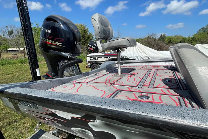 Slide: The Image of 2020 Xpress X21 Pro boat with Yamaha VMAX 175 engine, featuring a stylish deck design. - 8