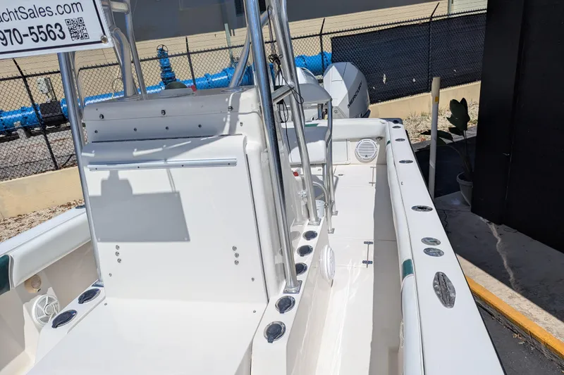 Slide: The Image of 2005 SeaVee 290B boat interior with center console and rod holders. - 20