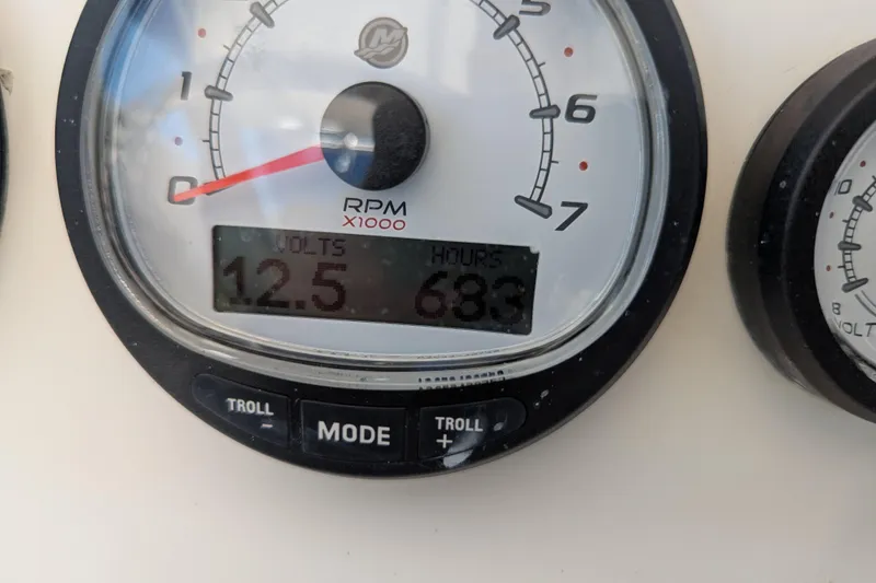 Slide: The Image of Gauge display on 2005 SeaVee 290B showing 12.5 volts and 683 hours. - 8