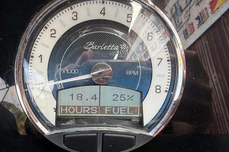 Slide: The Image of Barletta LUSSO 25UEA 2022 tachometer displaying 18.4 hours and 25% fuel. - 10