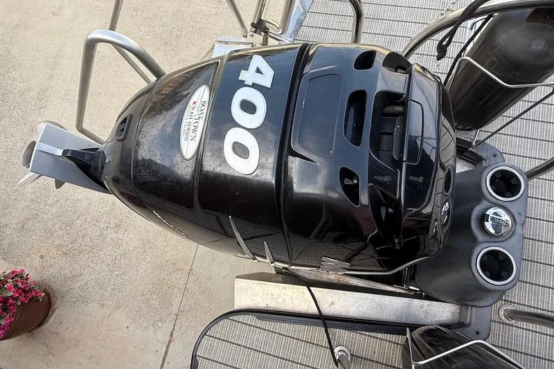 Slide: The Image of Outboard motor on 2022 Barletta LUSSO 25UEA pontoon boat, featuring 400 horsepower. - 5