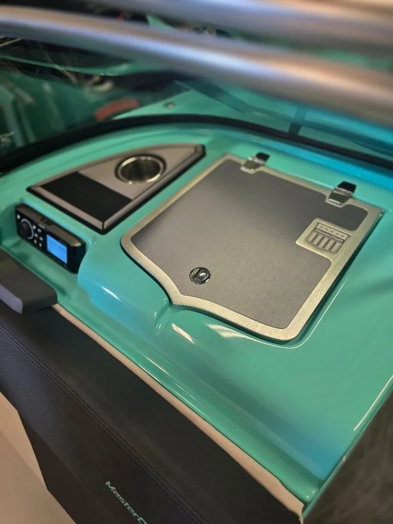 Slide: The Image of MasterCraft XT23 2017 - 13