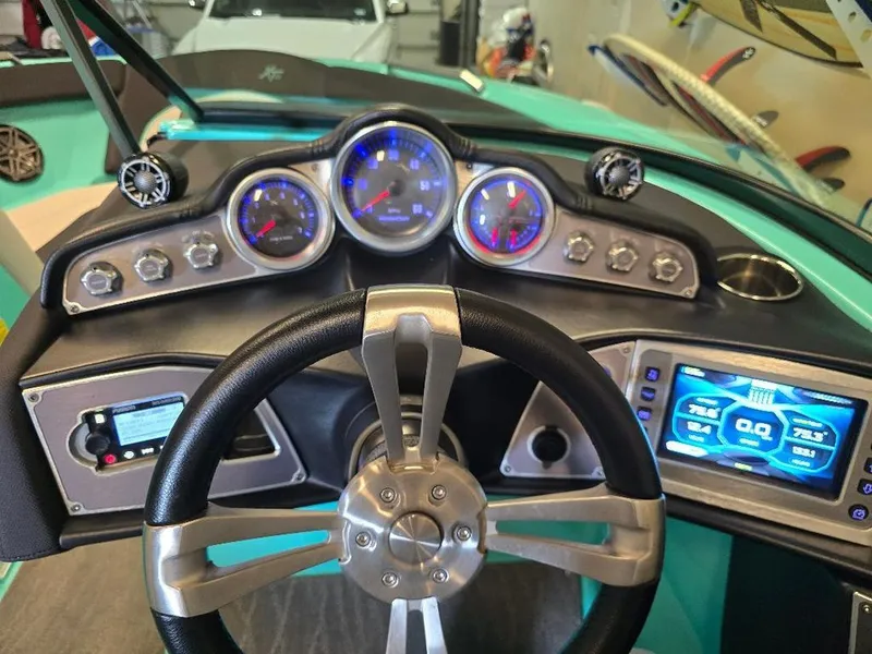 Slide: The Image of MasterCraft XT23 2017 - 2