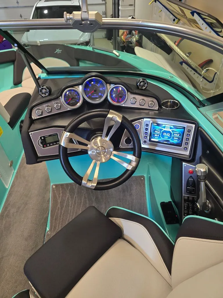 Slide: The Image of MasterCraft XT23 2017 - 3