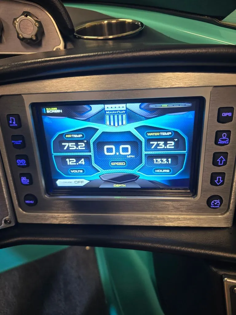 Slide: The Image of MasterCraft XT23 2017 - 4