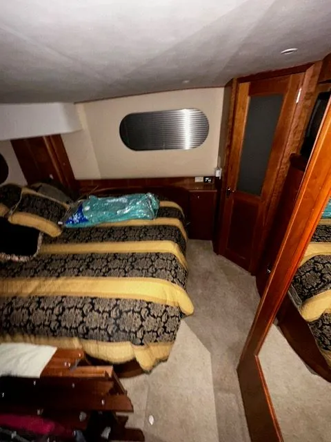 Slide: The Image of Interior of 2002 Silverton 39 Motor Yacht, luxurious bedroom. - 32