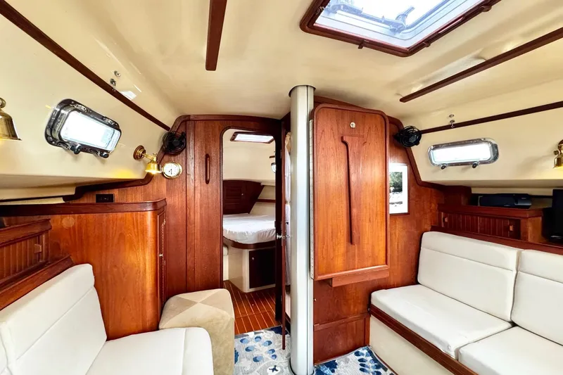 Slide: The Image of VHF marine radio and stereo system on 1998 Island Packet 350 yacht. - 33