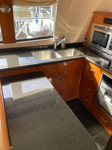 Slide: The Image of 2006 Carver 560 Voyager - Image 22 - 22