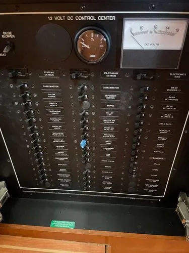 Slide: The Image of 2006 Carver 560 Voyager - Image 27 - 27