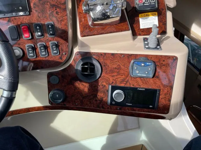 Slide: The Image of 2006 Carver 560 Voyager - Image 34 - 34