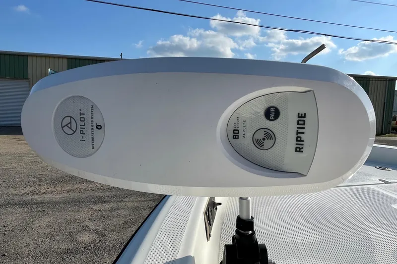 Slide: The Image of Trolling motor on 2005 Sailfish 1900 BB Bay Boat, featuring i-Pilot and Riptide technology. - 15