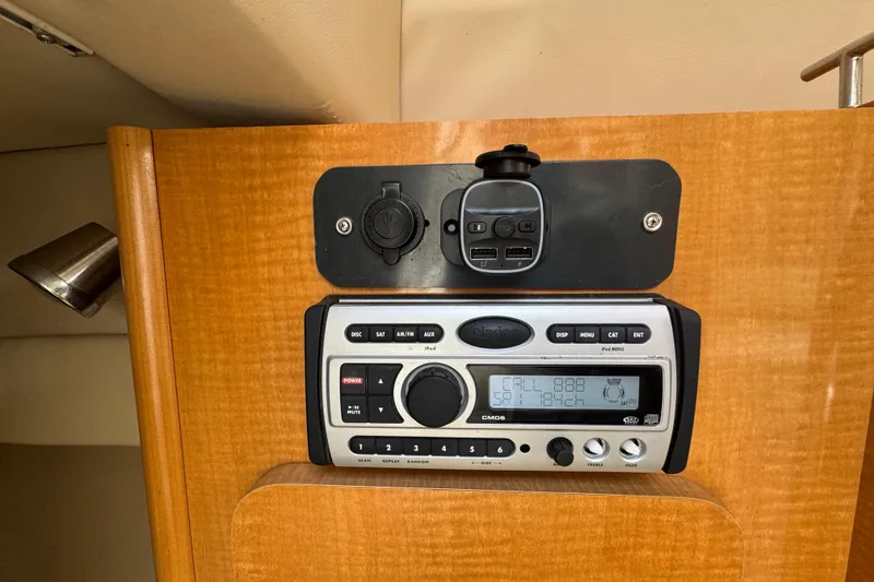 Slide: The Image of 2008 Larson Cabrio 260 boat stereo system with USB ports and control panel. - 45