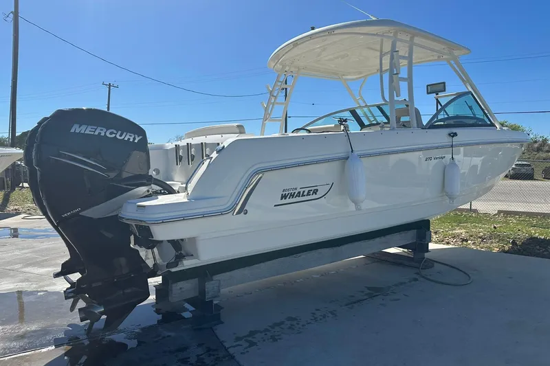 Slide: The Image of 2017 Boston Whaler 270 Vantage boat with Mercury engine on display. - 44