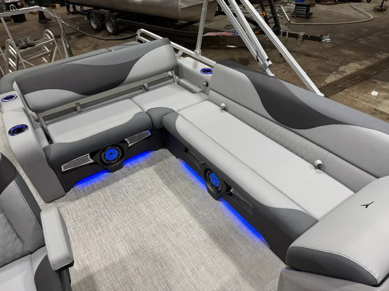 Slide: The Image of Tahoe LTZ 2385 Swingback (VRB) Windshield Tritoon & Honda 4-Stroke EFI 2026 - 20