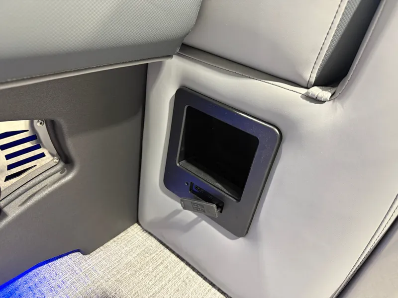 Slide: The Image of Tahoe LTZ 2385 Swingback (VRB) Windshield Tritoon & Honda 4-Stroke EFI 2026 - 31