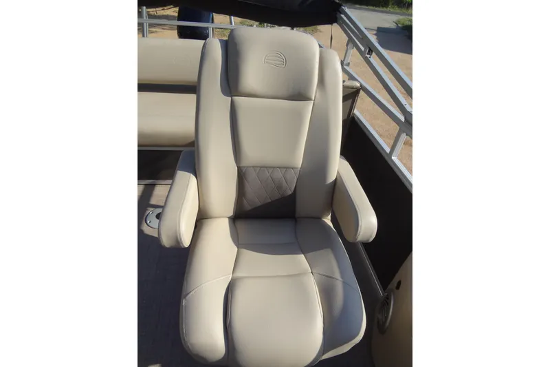 Slide: The Image of Luxurious seating on 2022 TRACKER MARINE Party Barge 24 DLX pontoon boat. - 28