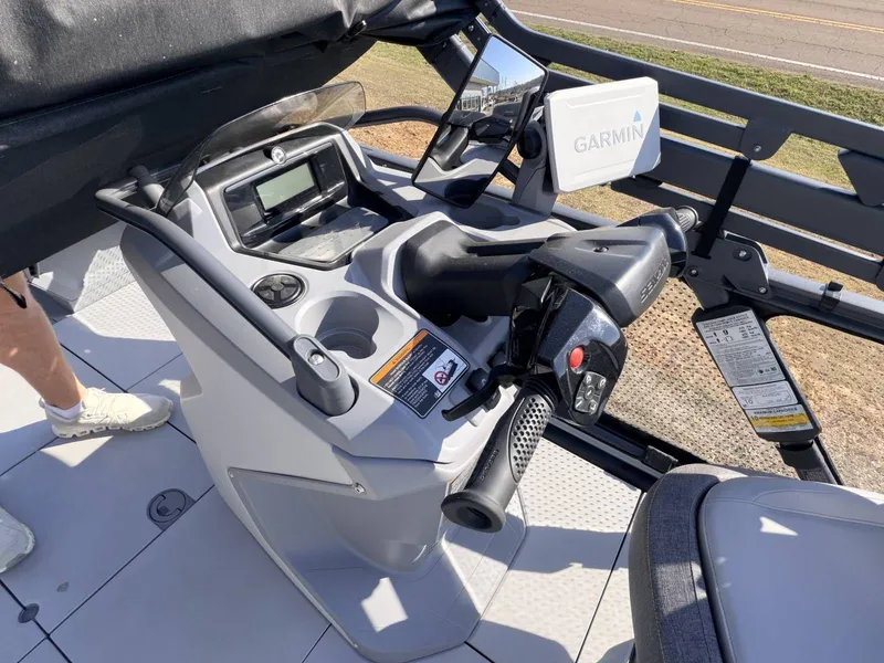 Slide: The Image of Sea-Doo Switch Cruise 170 21' - 46pl 2023 - 9