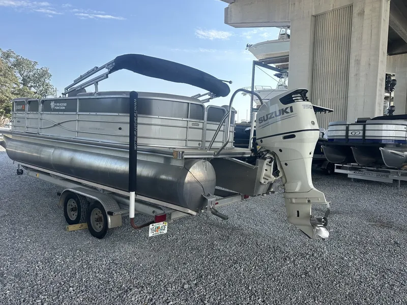 Slide: The Image of South Bay 200 Series 23 FOOT-150HP TRITOON 2018 - 6