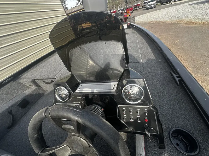 Slide: The Image of Lowe Stinger 195 2026 - 10