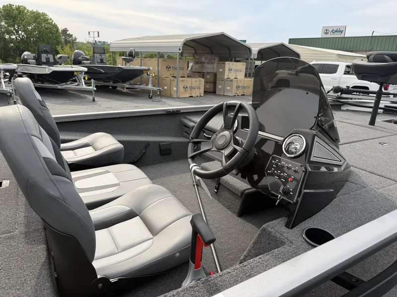 Slide: The Image of Lowe Stinger 195 Bass 2026 - 7