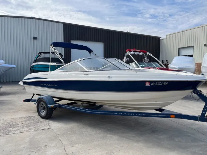 Slide: The Image of Maxum 2000 Sr 2008 - 2