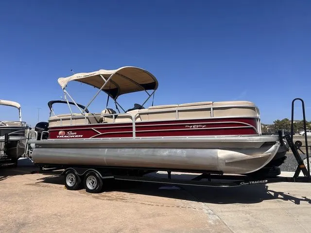 The Image of Sun Tracker Party Barge 24 DLX 2018 - 1