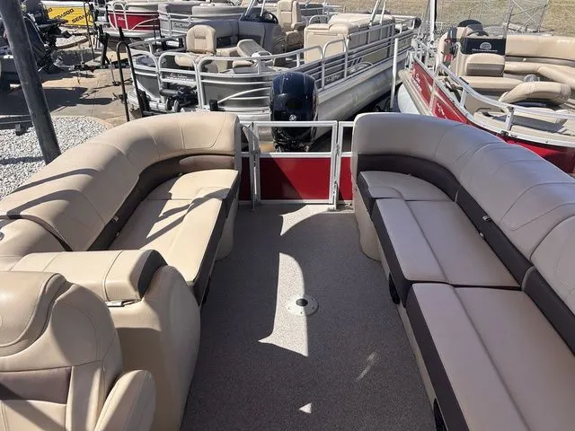 Slide: The Image of Sun Tracker Party Barge 24 DLX 2018 - 11