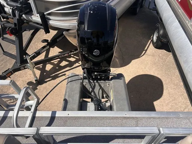 Slide: The Image of Sun Tracker Party Barge 24 DLX 2018 - 13