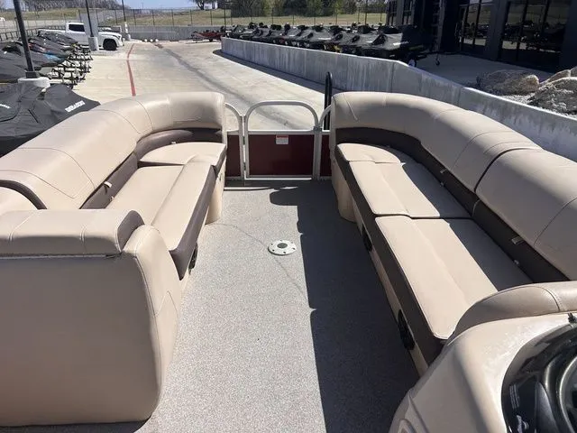 Slide: The Image of Sun Tracker Party Barge 24 DLX 2018 - 15