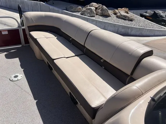 Slide: The Image of Sun Tracker Party Barge 24 DLX 2018 - 16