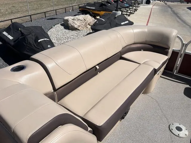 Slide: The Image of Sun Tracker Party Barge 24 DLX 2018 - 17