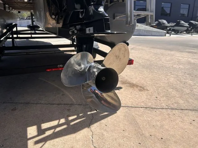 Slide: The Image of Sun Tracker Party Barge 24 DLX 2018 - 6