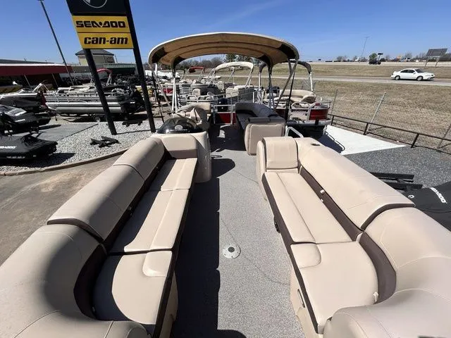 Slide: The Image of Sun Tracker Party Barge 24 DLX 2018 - 9