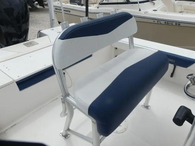 Slide: The Image of Robalo 226 Cayman 2019 - 12