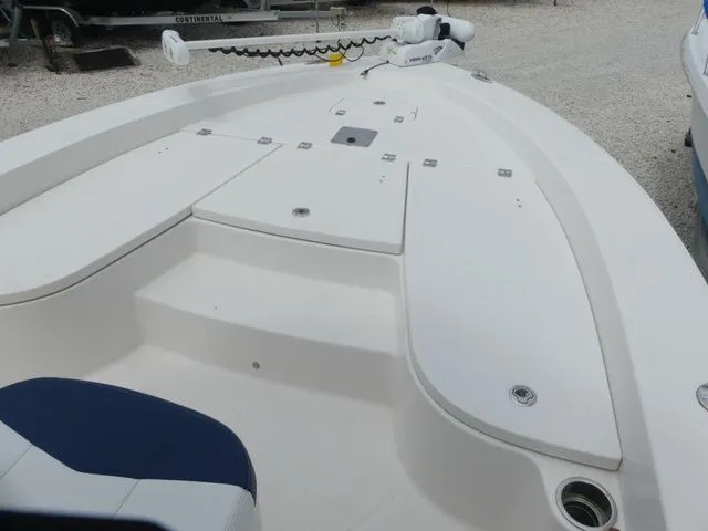 Slide: The Image of Robalo 226 Cayman 2019 - 13