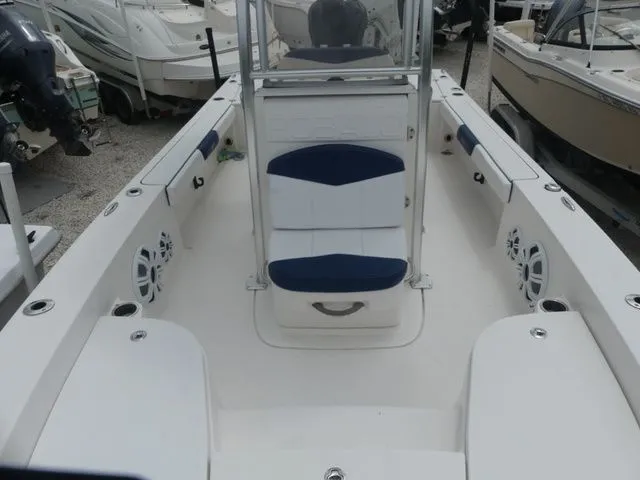 Slide: The Image of Robalo 226 Cayman 2019 - 16