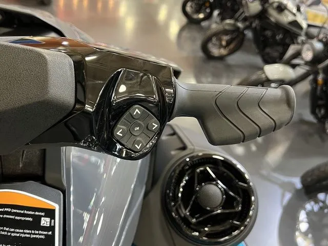 Slide: The Image of Sea-Doo Wake 170 BRP Premium Audio, iDF, iBR 2026 - 9