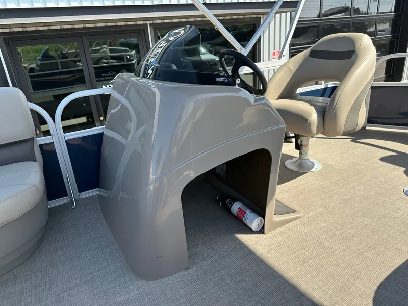 Slide: The Image of Sun Tracker Party Barge DLX 18 2021 - 17