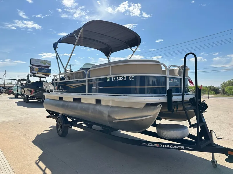 Slide: The Image of Sun Tracker Party Barge DLX 18 2021 - 8