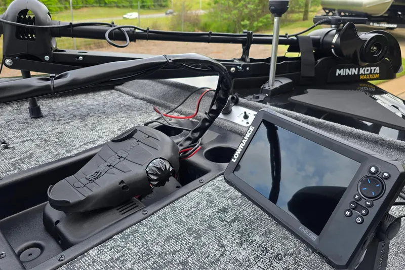 Slide: The Image of 2026 Tracker Pro Team 195 boat with Minn Kota Maxxum motor and Lowrance fish finder. - 5