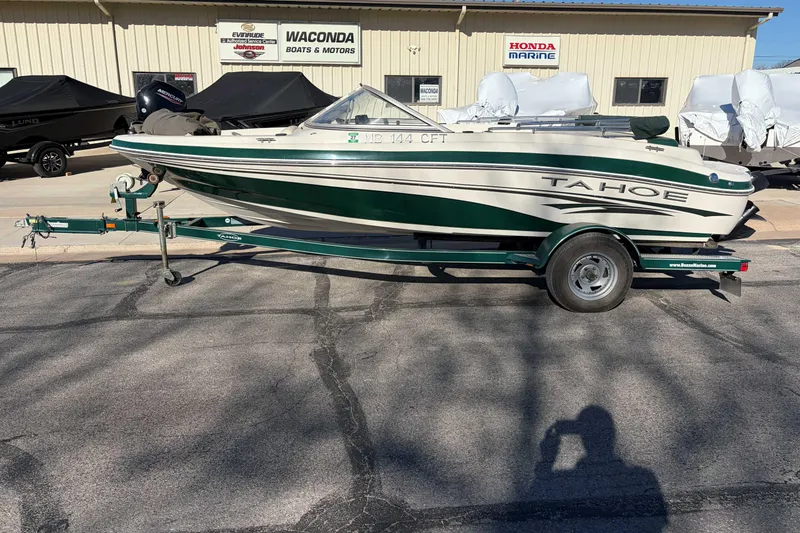 The Image of 2007 Tahoe Q4 boat on trailer outside Waconda Boats & Motors dealership. - 0