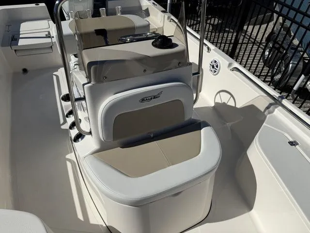 Slide: The Image of Bulls Bay 2200 XS 2026 - 11