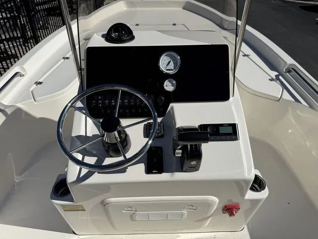 Slide: The Image of Bulls Bay 2200 XS 2026 - 13