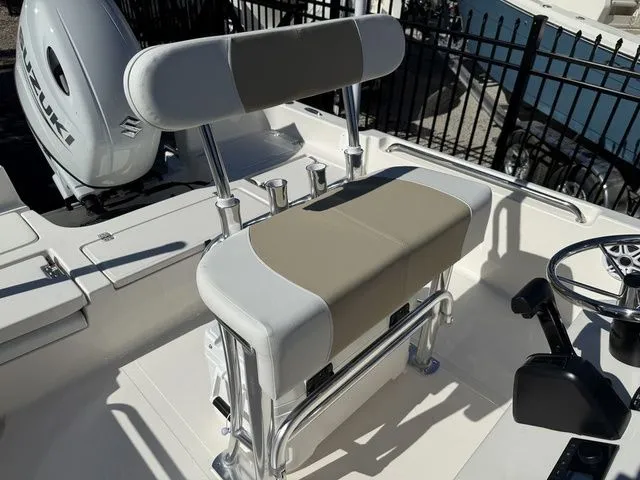 Slide: The Image of Bulls Bay 2200 XS 2026 - 15