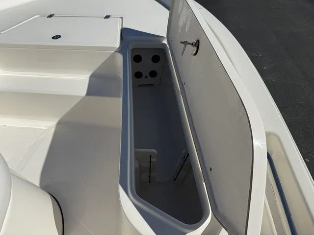 Slide: The Image of Bulls Bay 2200 XS 2026 - 6