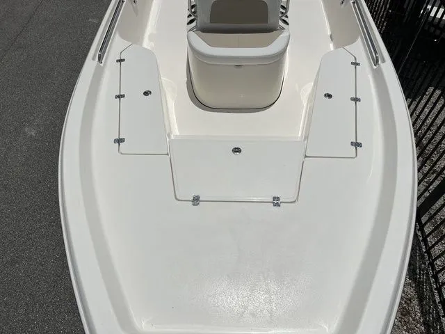 Slide: The Image of Bulls Bay 2200 XS 2026 - 10