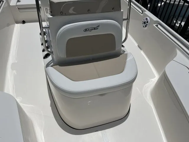 Slide: The Image of Bulls Bay 2200 XS 2026 - 12