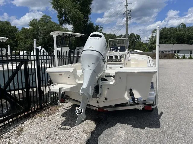 Slide: The Image of Bulls Bay 2200 XS 2026 - 4